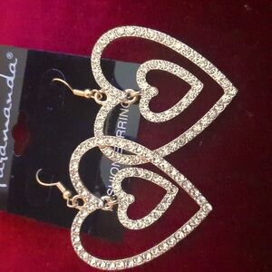 Fashion earrings that eats your "heart out!"